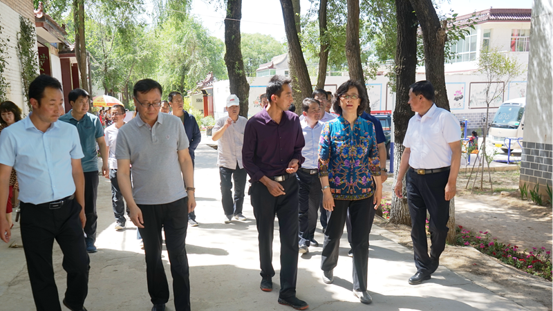 在临夏市南龙镇妥家村调研旅游扶贫项目