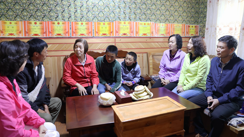 走訪慰問桑科鎮(zhèn)地倉三村貧困戶桑吉杰家