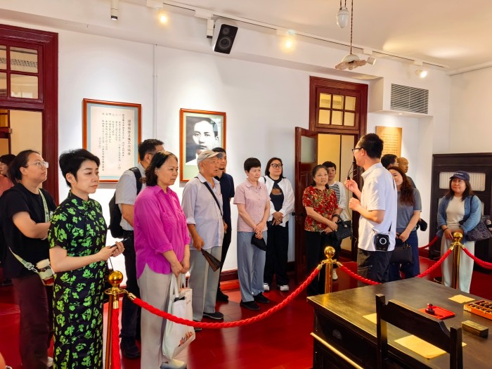 参观馆内主题展览.jpg