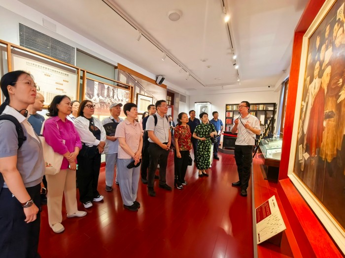 参观馆内主题展览1.jpg