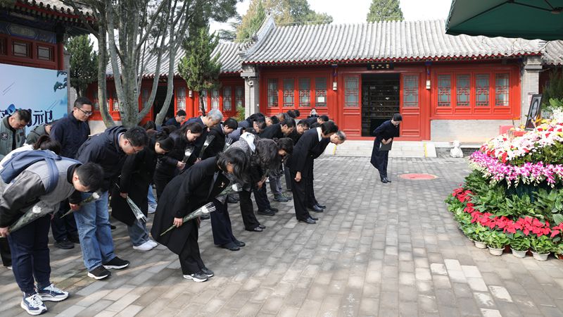 苏辉率台盟中央机关干部赴八宝山革命公墓追思台盟前辈